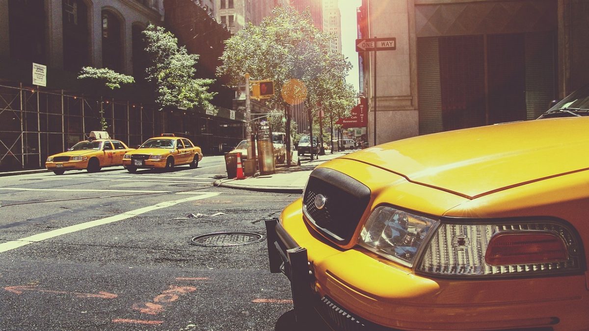 Robotaxis en Guerra: Waymo Lanza la Mayor Expansión Mientras Uber la Ataca con $10.000 Millones