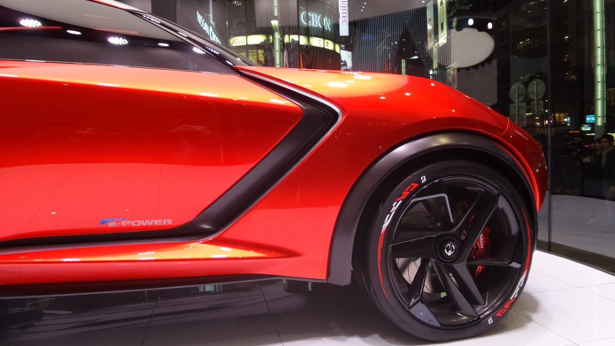 ¿El Tesla Model Y tiene nuevo rival? Así es el Lucid Cosmos que le ha puesto ojitos en plena carretera