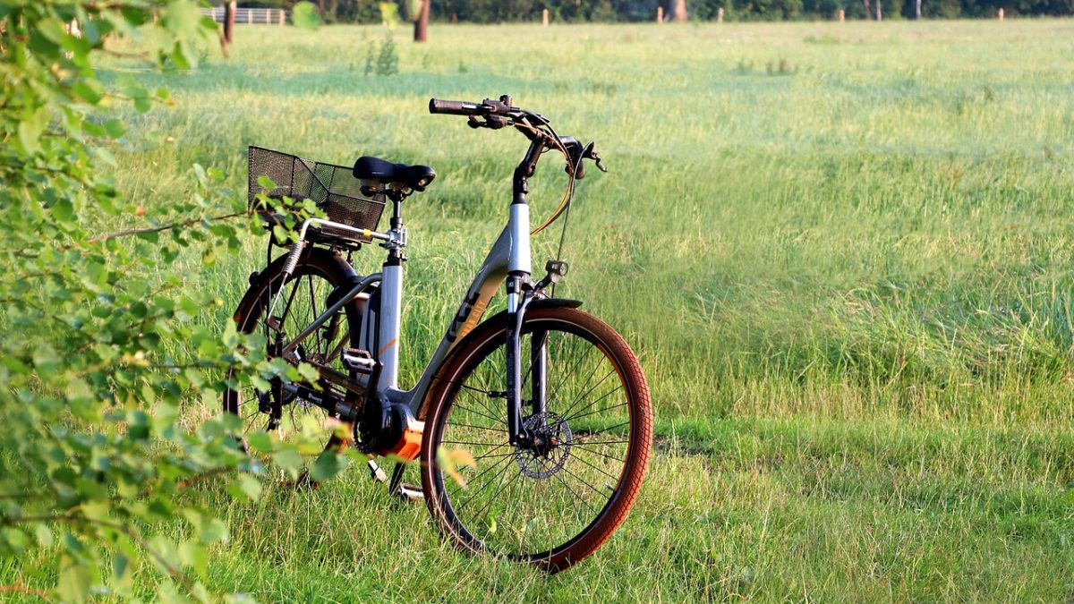 Locura de descuentos eléctricos: baterías gigantes por $449, e-bikes todoterreno a mínimos históricos y robots que cortan el césped