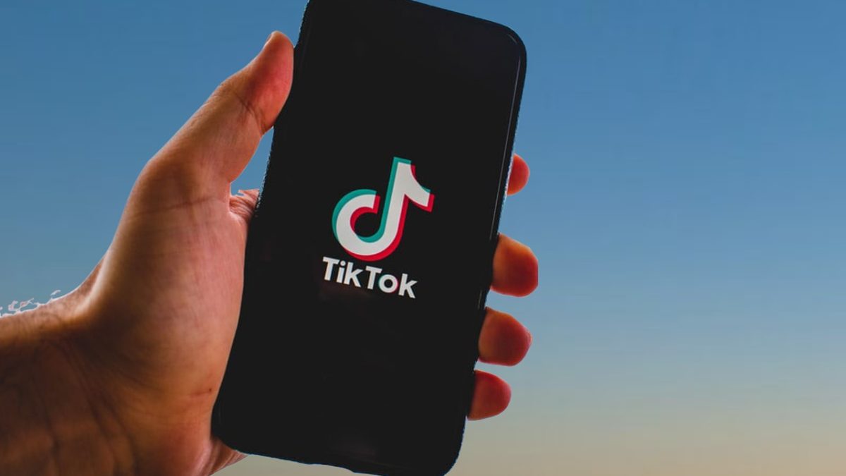 ¿Están TikTok y YouTube a punto de ser bloqueados para menores? El enfrentamiento que lo decide