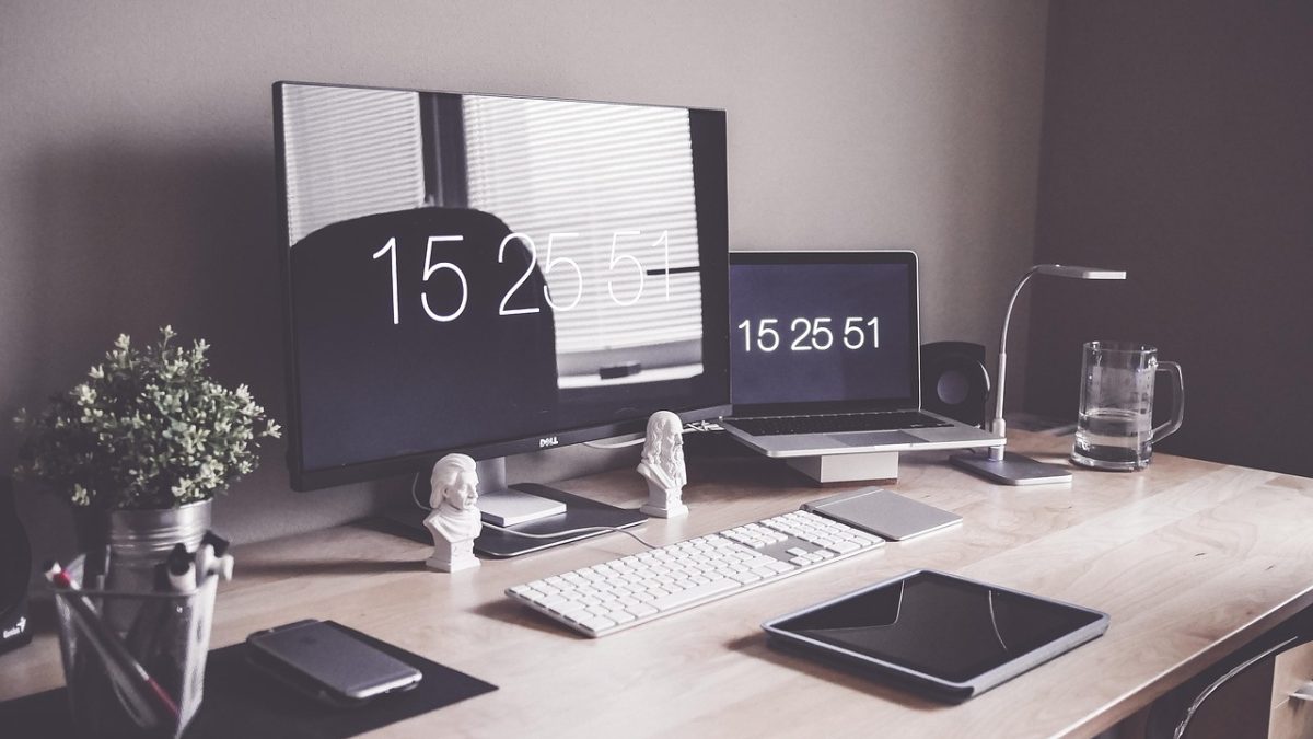 ¿Tres monitores o uno ultra-ancho? El estudio que te hará repensar tu configuración