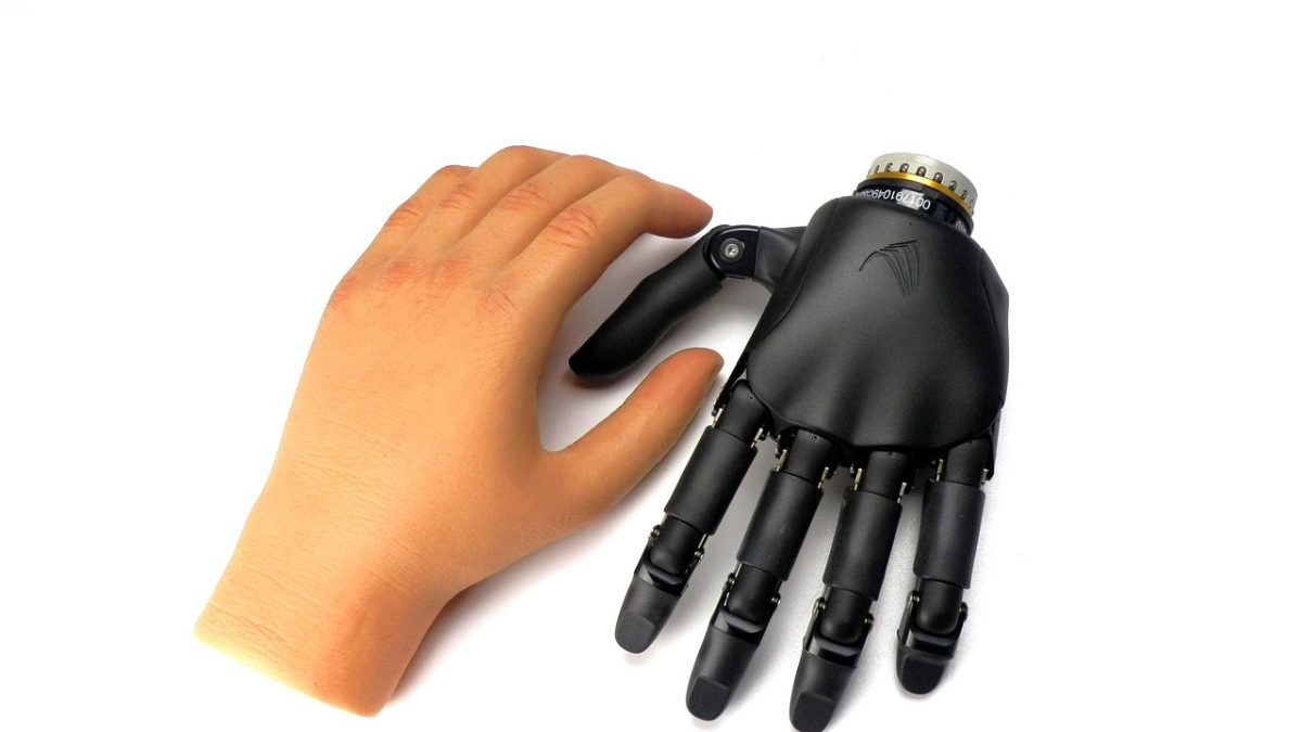Con un visor de realidad virtual y guantes hápticos, así se opera un robot humanoide desde Shenzhen