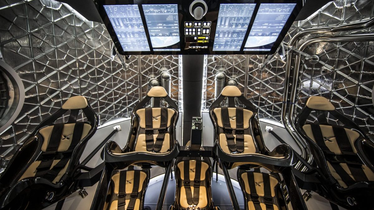 Un Elon Musk inflable de 12 metros aparece en Times Square con un mensaje brutal contra la OPI de SpaceX