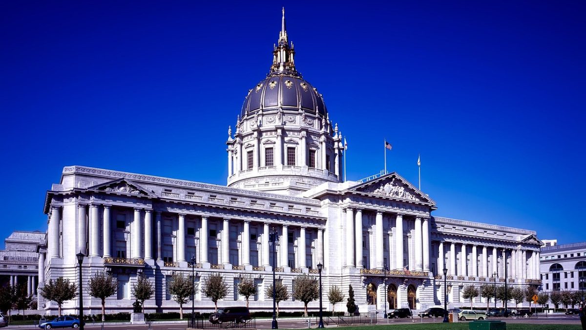 San Francisco apunta a Apple y Google: exigen eliminar apps que «desnudan» con IA