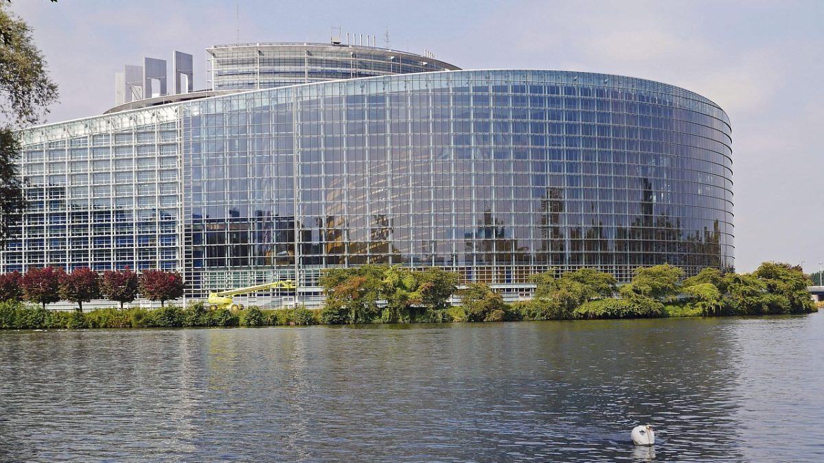 El Parlamento Europeo aprueba la ‘Chat Control 1.0’ pese a que la mayoría votó en contra