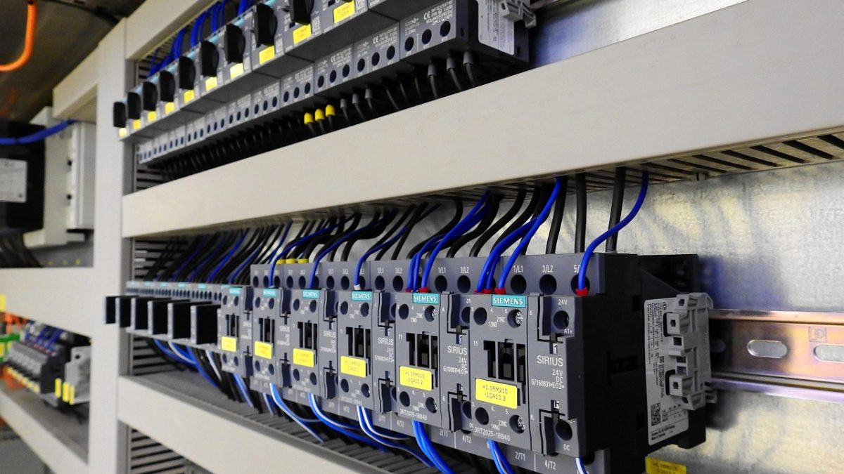 Alerta CISA: Hackers iraníes irrumpen en sistemas de Siemens, Schneider y Rockwell en EE.UU.