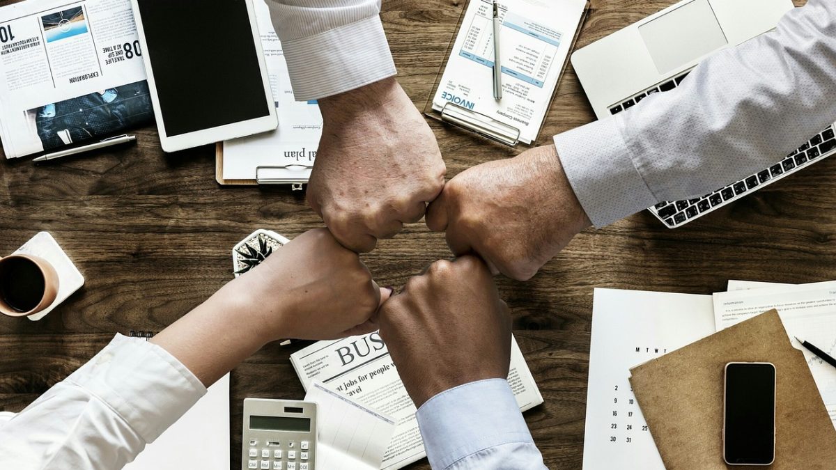 ¿La IA está matando empleos? Un nuevo estudio lo complica (y sorprende)
