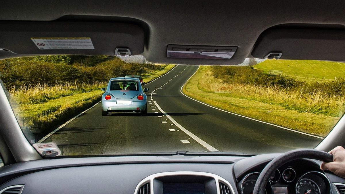 Tu nuevo coche te vigila: la cámara antidespistes que llega sin reglas de privacidad claras
