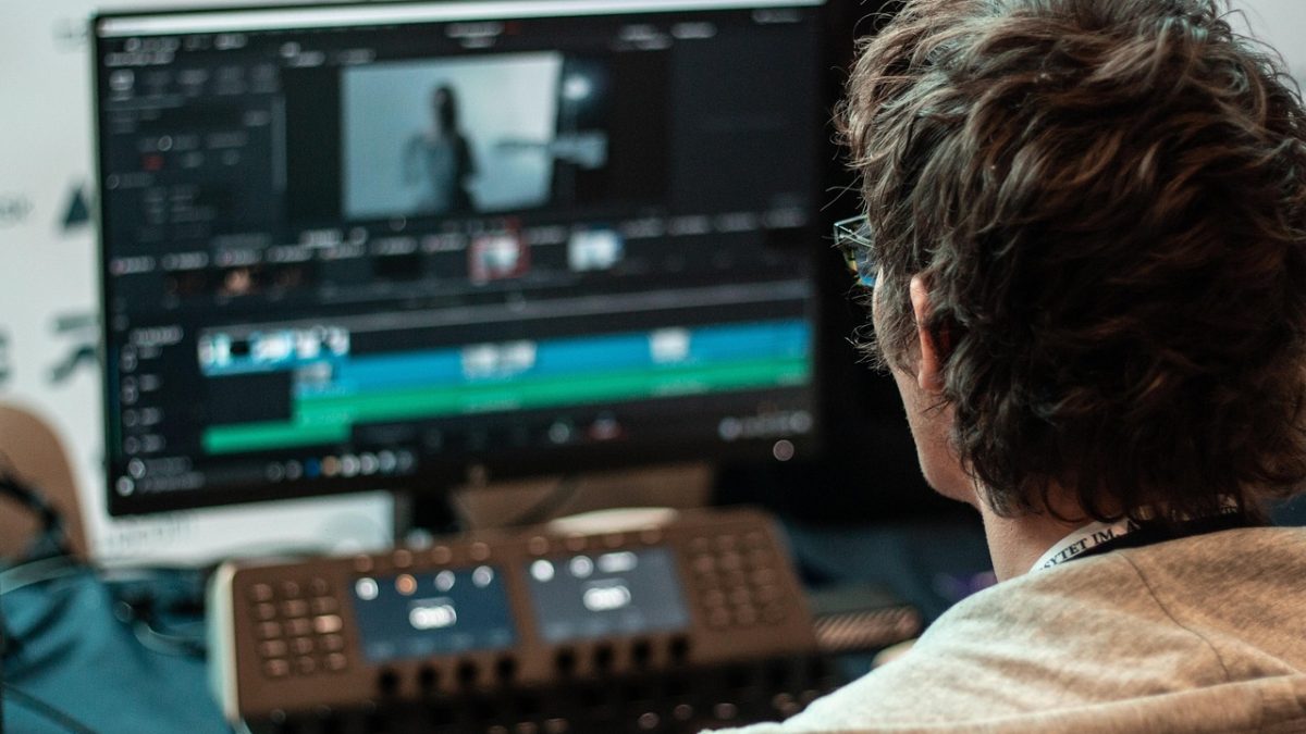 X refuerza su apuesta por los creadores: nuevo editor de vídeo y algoritmo más social