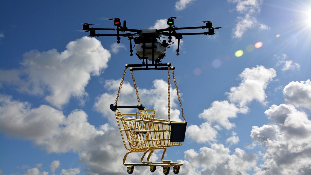 El dron de Amazon se equivoca de objetivo y deja caer un paquete en una piscina en Texas