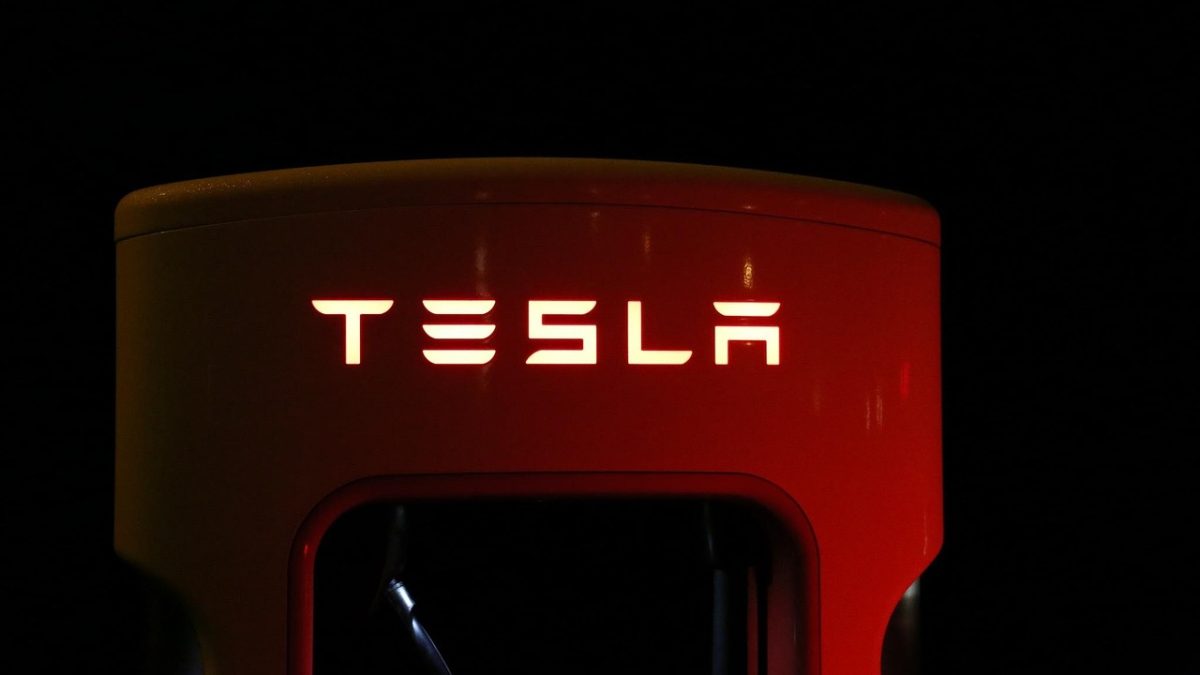El petróleo caro impulsa récords de ventas de eléctricos en 50 países (pero no en EE.UU.)