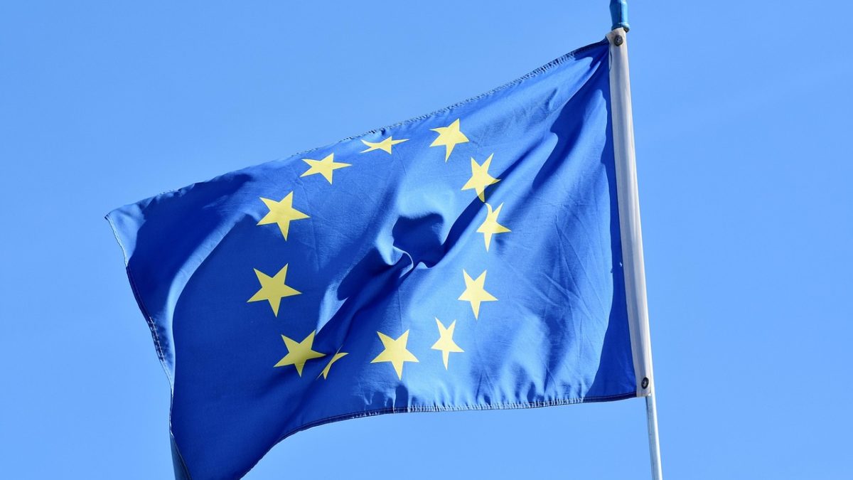 A partir de hoy, la UE te exige saber cuándo hablas con una IA