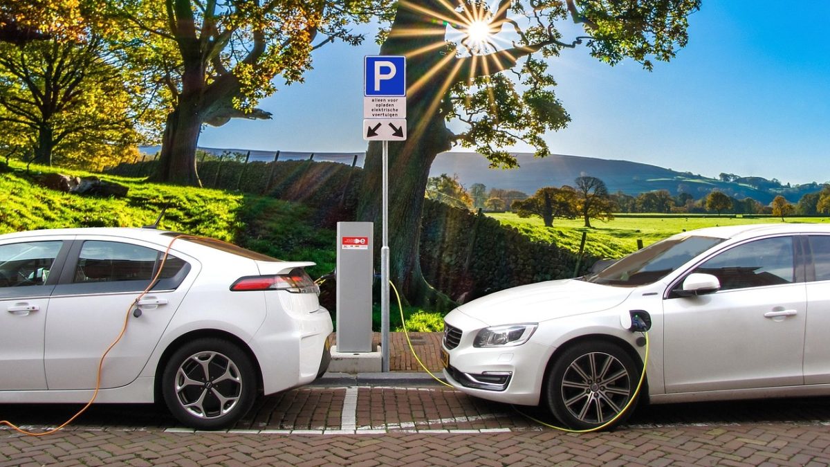 GM quiere que cargar tu coche eléctrico sea tan fácil como enchufar: llegan Energy Pass y Plug and Charge