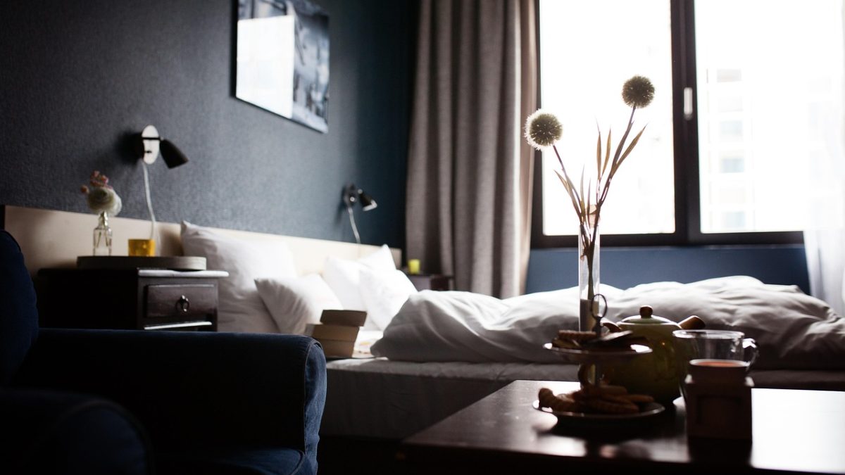 Cuidado con el Wi-Fi del hotel: una campaña global roba credenciales y malware acecha a los viajeros de negocios
