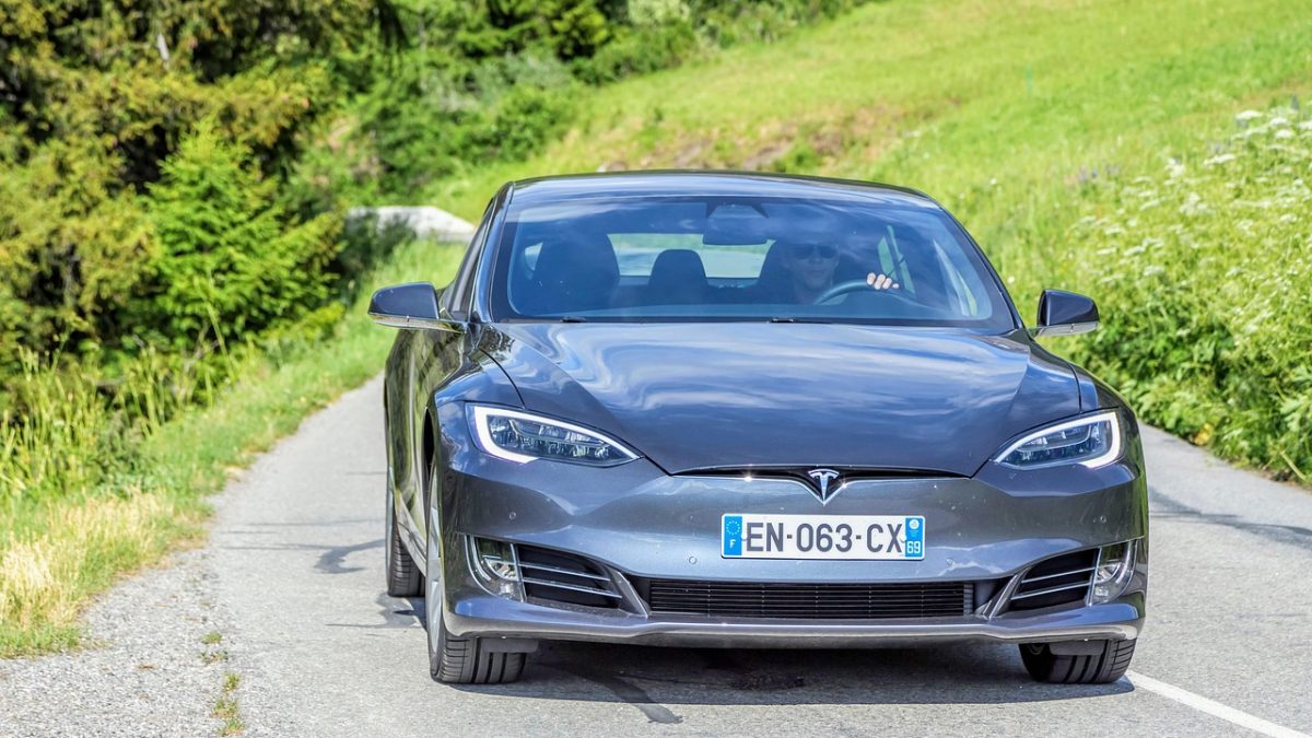 Tesla y otras 8 marcas llaman a revisión a millones de autos en China por las manijas ocultas