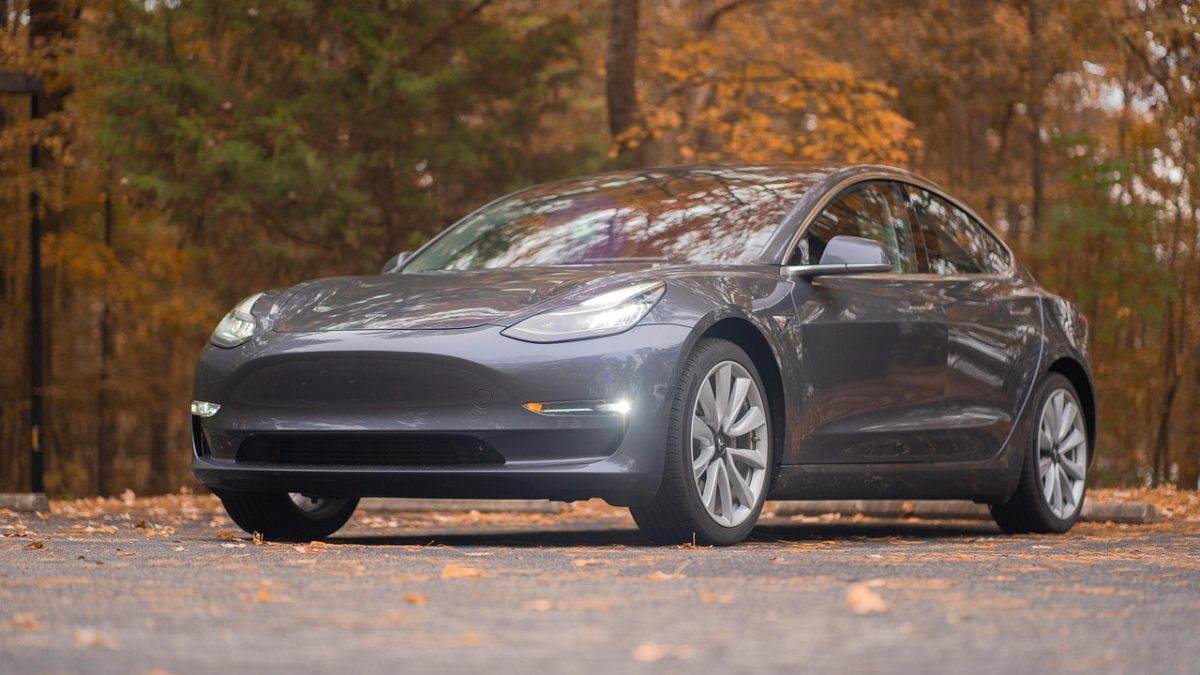 Tesla confirma que su piloto automático estaba activo en dos accidentes fatales… y luego borró los detalles clave