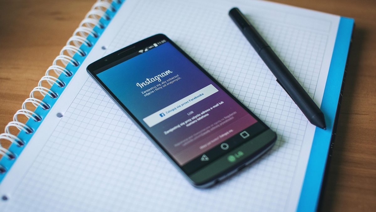 Instagram obliga a los perfiles de IA a confesar: etiqueta o fuera del algoritmo