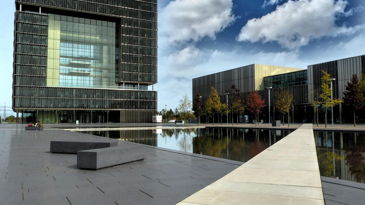 Oracle aprieta el cinturón: despidos de dos dígitos mientras crece su deuda por la IA