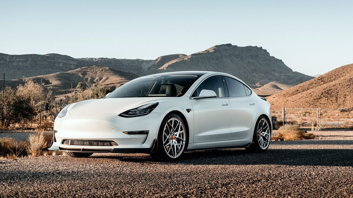 Casi arrollado por un tren: el FSD de Tesla falla y luego gana un polémico superpoder