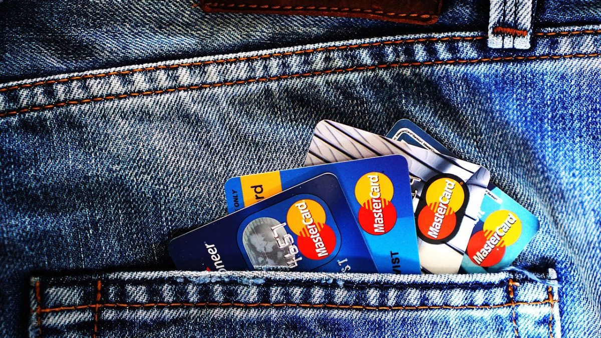 Coinbase lleva las stablecoins a la banca comunitaria mientras los grandes bancos mueven ficha