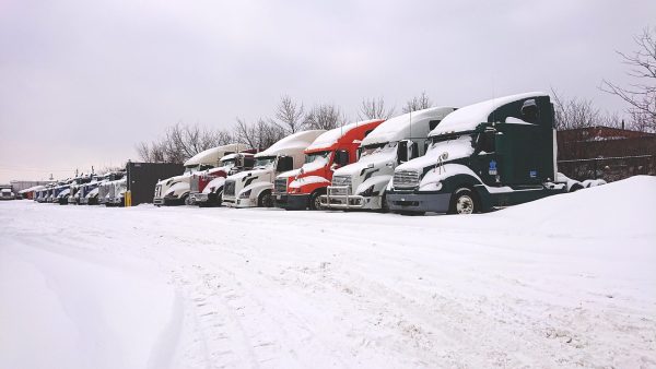 FedEx le dice adiós al diésel: encarga 2.000 camiones eléctricos a Harbinger