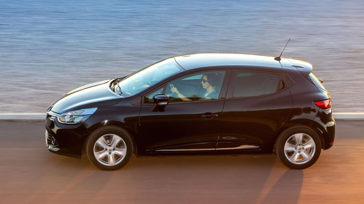 Los coches de gasolina pura ya son minoría: el hito y su letra pequeña